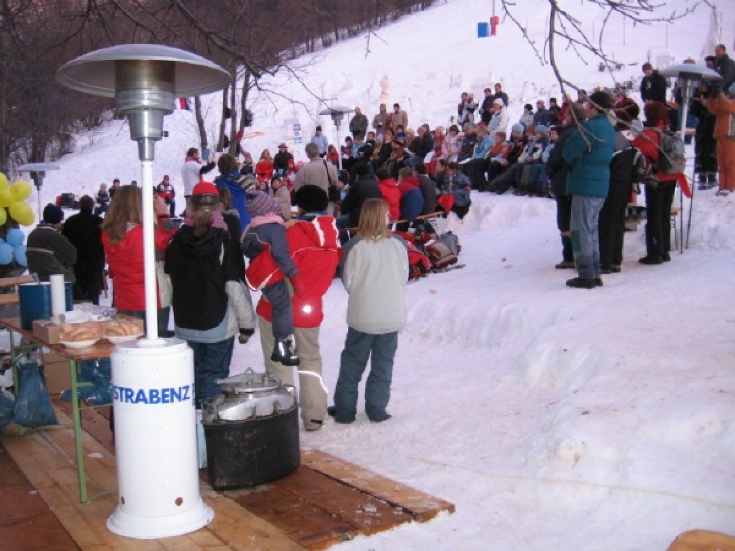 Na slikah lahko vidite trenutke iz skavtske maše. Udeležili so se jo lahko (za skavte je bila obvezna ;-)) tudi starši, dedki, babice in razni hišni ljubljenčki, če le niso bili preveč zmrzljivi. Slikane so tudi naše korenine - s snega. Kar naglejte se jih; Če ne verjamete, da so jih naredili skavti, lahko pokukate še na stran http://celje1.skavt.net ,kjer imamo vse črno na belem. Na koncu pa so nas obiskali čisto pravi Grajski bruhalci ognja.