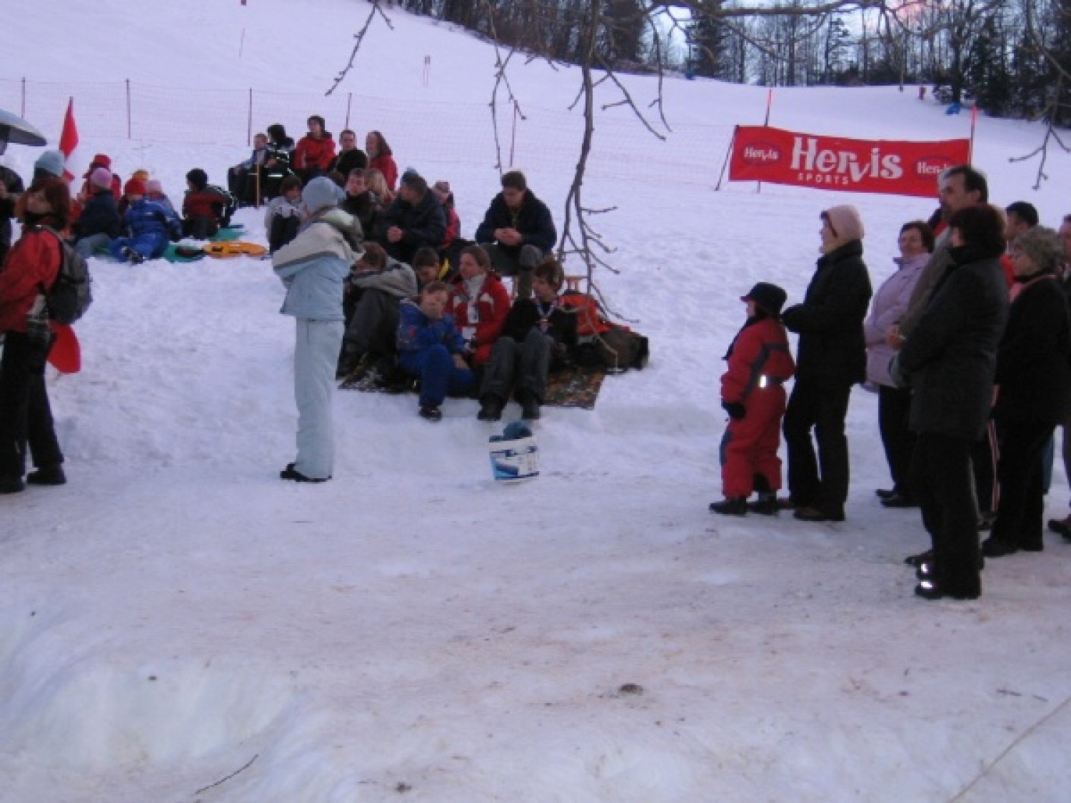 Na slikah lahko vidite trenutke iz skavtske maše. Udeležili so se jo lahko (za skavte je bila obvezna ;-)) tudi starši, dedki, babice in razni hišni ljubljenčki, če le niso bili preveč zmrzljivi. Slikane so tudi naše korenine - s snega. Kar naglejte se jih; Če ne verjamete, da so jih naredili skavti, lahko pokukate še na stran http://celje1.skavt.net ,kjer imamo vse črno na belem. Na koncu pa so nas obiskali čisto pravi Grajski bruhalci ognja.