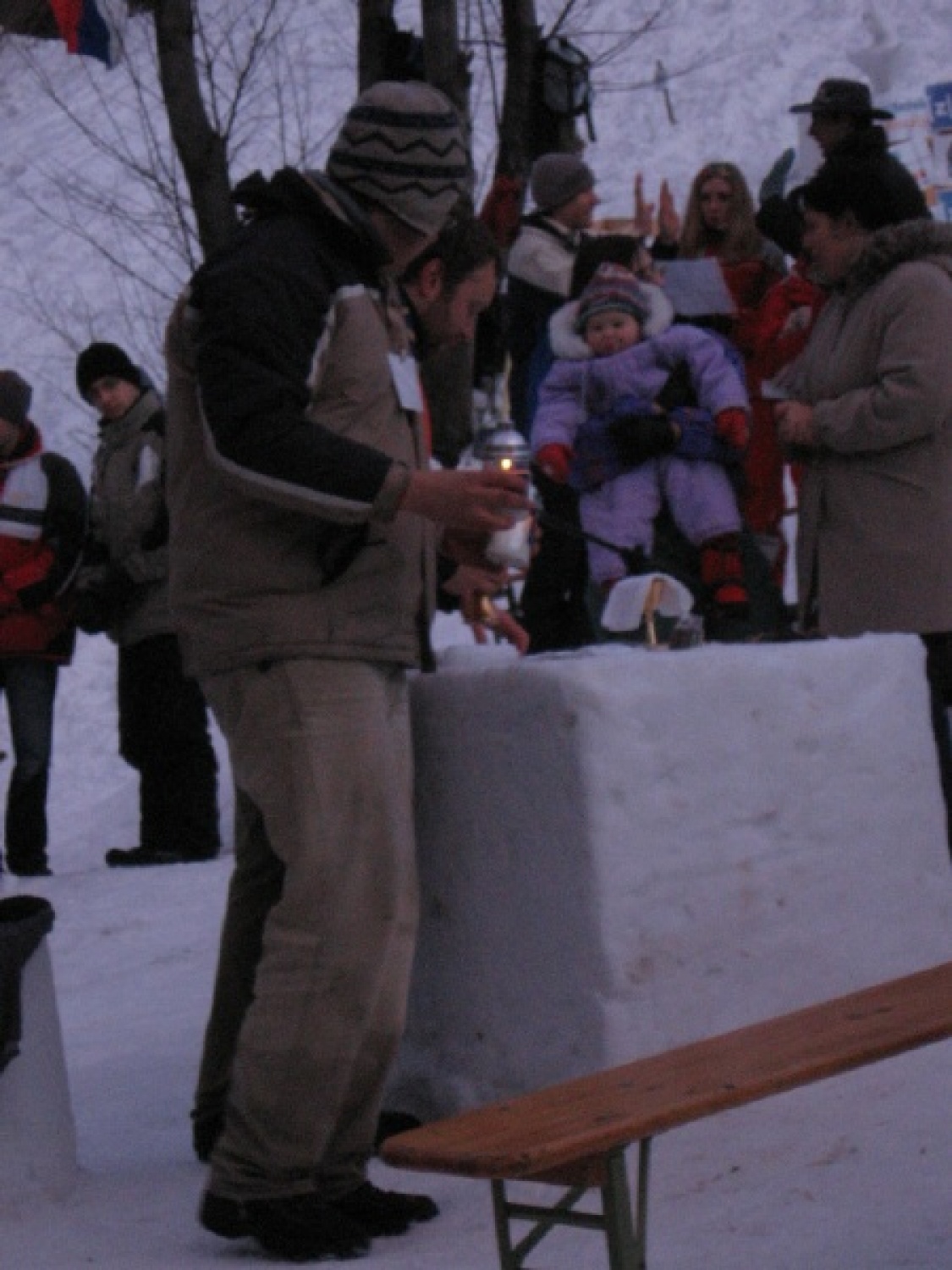 Na slikah lahko vidite trenutke iz skavtske maše. Udeležili so se jo lahko (za skavte je bila obvezna ;-)) tudi starši, dedki, babice in razni hišni ljubljenčki, če le niso bili preveč zmrzljivi. Slikane so tudi naše korenine - s snega. Kar naglejte se jih; Če ne verjamete, da so jih naredili skavti, lahko pokukate še na stran http://celje1.skavt.net ,kjer imamo vse črno na belem. Na koncu pa so nas obiskali čisto pravi Grajski bruhalci ognja.