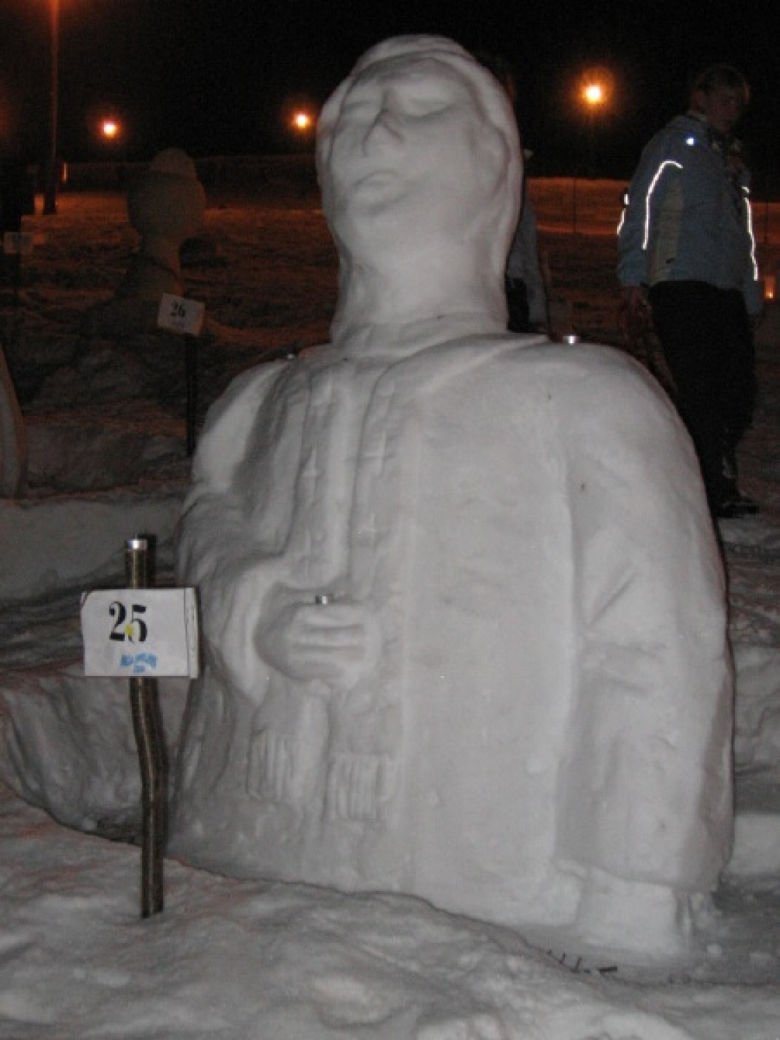Na slikah lahko vidite trenutke iz skavtske maše. Udeležili so se jo lahko (za skavte je bila obvezna ;-)) tudi starši, dedki, babice in razni hišni ljubljenčki, če le niso bili preveč zmrzljivi. Slikane so tudi naše korenine - s snega. Kar naglejte se jih; Če ne verjamete, da so jih naredili skavti, lahko pokukate še na stran http://celje1.skavt.net ,kjer imamo vse črno na belem. Na koncu pa so nas obiskali čisto pravi Grajski bruhalci ognja.
