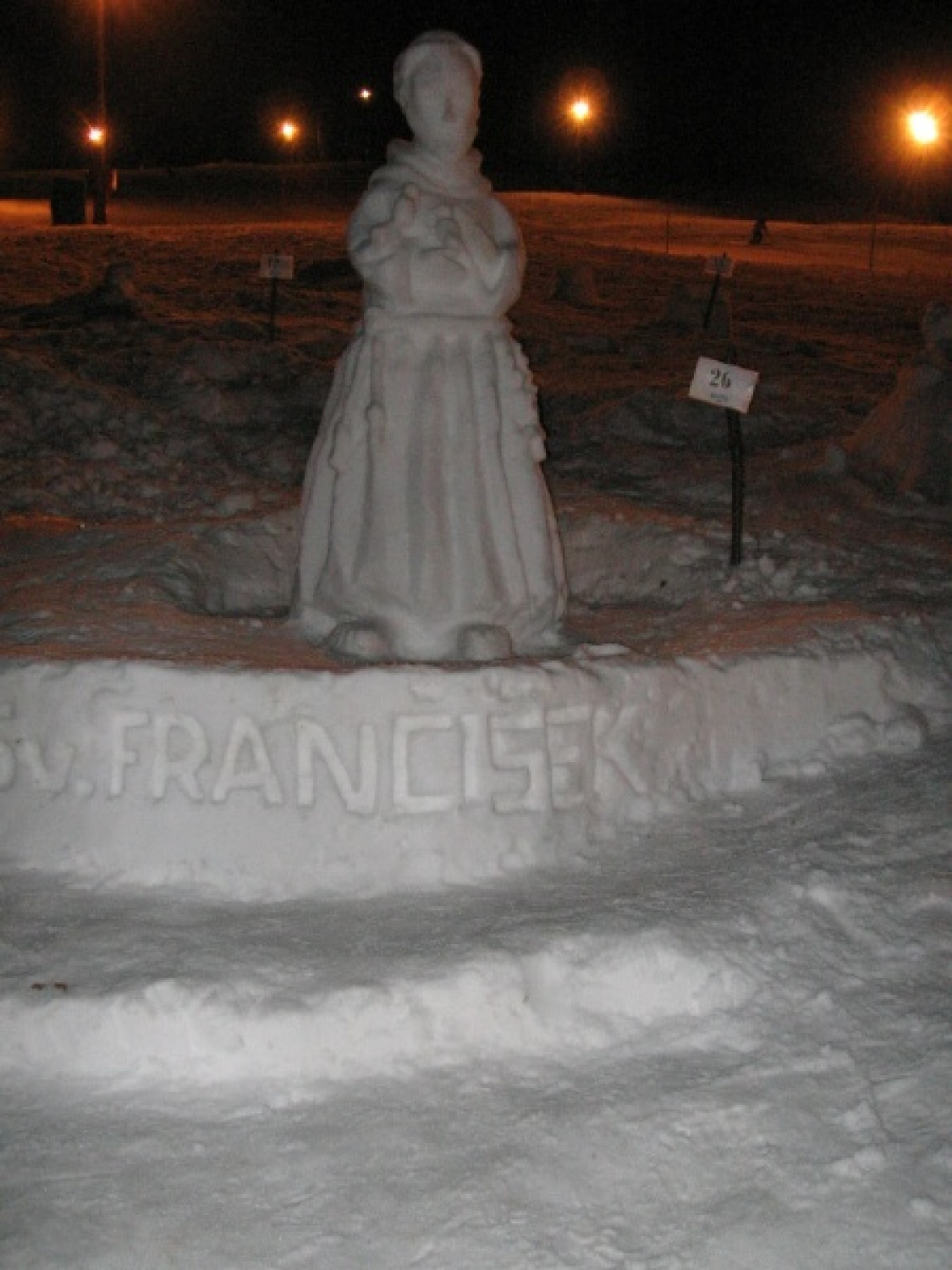Na slikah lahko vidite trenutke iz skavtske maše. Udeležili so se jo lahko (za skavte je bila obvezna ;-)) tudi starši, dedki, babice in razni hišni ljubljenčki, če le niso bili preveč zmrzljivi. Slikane so tudi naše korenine - s snega. Kar naglejte se jih; Če ne verjamete, da so jih naredili skavti, lahko pokukate še na stran http://celje1.skavt.net ,kjer imamo vse črno na belem. Na koncu pa so nas obiskali čisto pravi Grajski bruhalci ognja.
