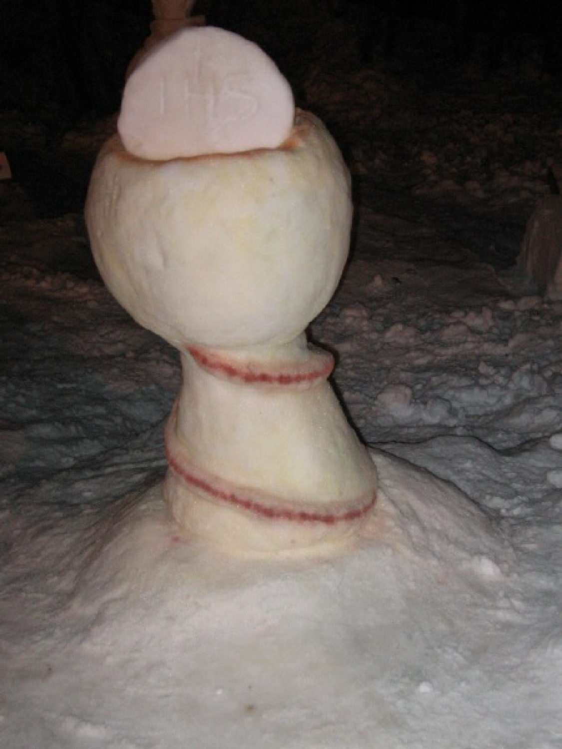 Na slikah lahko vidite trenutke iz skavtske maše. Udeležili so se jo lahko (za skavte je bila obvezna ;-)) tudi starši, dedki, babice in razni hišni ljubljenčki, če le niso bili preveč zmrzljivi. Slikane so tudi naše korenine - s snega. Kar naglejte se jih; Če ne verjamete, da so jih naredili skavti, lahko pokukate še na stran http://celje1.skavt.net ,kjer imamo vse črno na belem. Na koncu pa so nas obiskali čisto pravi Grajski bruhalci ognja.