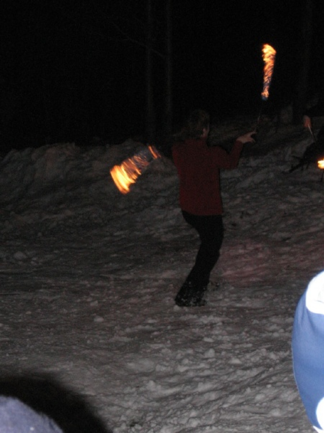 Na slikah lahko vidite trenutke iz skavtske maše. Udeležili so se jo lahko (za skavte je bila obvezna ;-)) tudi starši, dedki, babice in razni hišni ljubljenčki, če le niso bili preveč zmrzljivi. Slikane so tudi naše korenine - s snega. Kar naglejte se jih; Če ne verjamete, da so jih naredili skavti, lahko pokukate še na stran http://celje1.skavt.net ,kjer imamo vse črno na belem. Na koncu pa so nas obiskali čisto pravi Grajski bruhalci ognja.