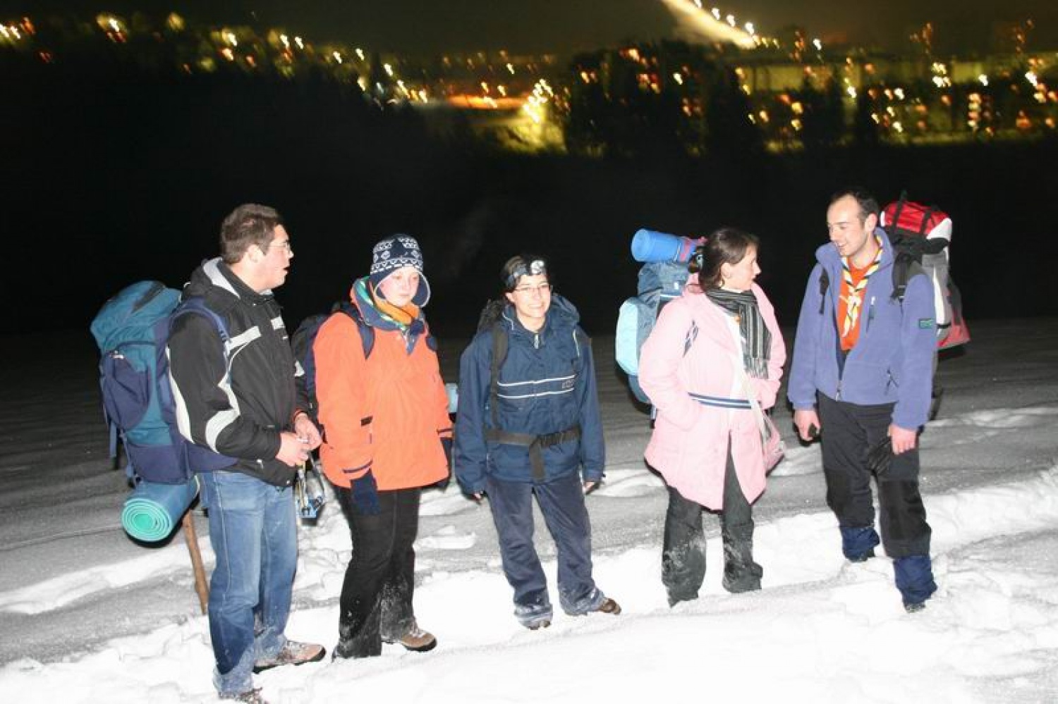 IO z rdečimi lički