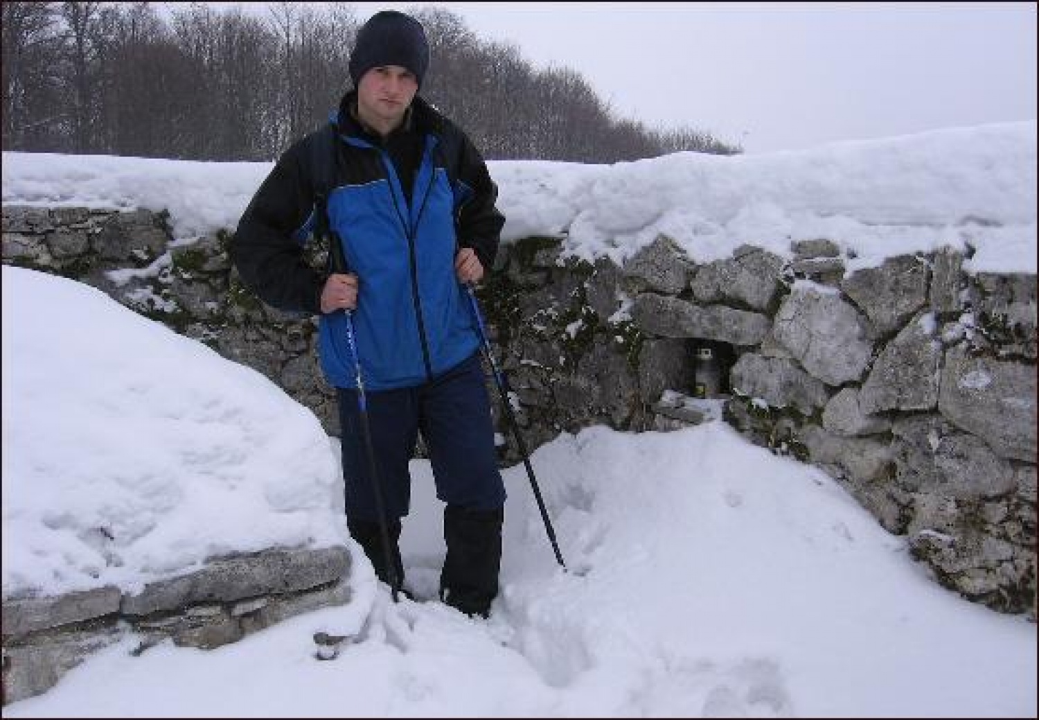 Dežela Trdinovih bajk in povesti o Gorjancih pa je bila ovita tudi v skrivnostno meglo in oblake. V majhni votlinici, kjer vedno pustimo plamen, naju je čakal svetel plamen. Prepustite se domišljiji in tako dodajte nov kamenček v mozaiku bajk o Gorjancih.