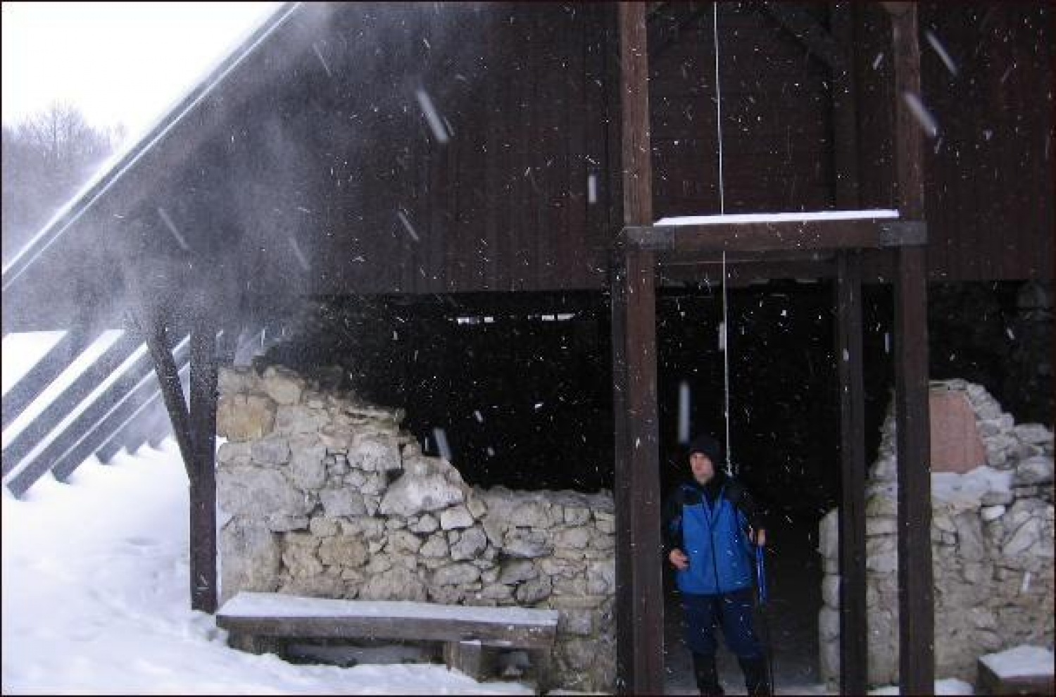 Dežela Trdinovih bajk in povesti o Gorjancih pa je bila ovita tudi v skrivnostno meglo in oblake. V majhni votlinici, kjer vedno pustimo plamen, naju je čakal svetel plamen. Prepustite se domišljiji in tako dodajte nov kamenček v mozaiku bajk o Gorjancih.