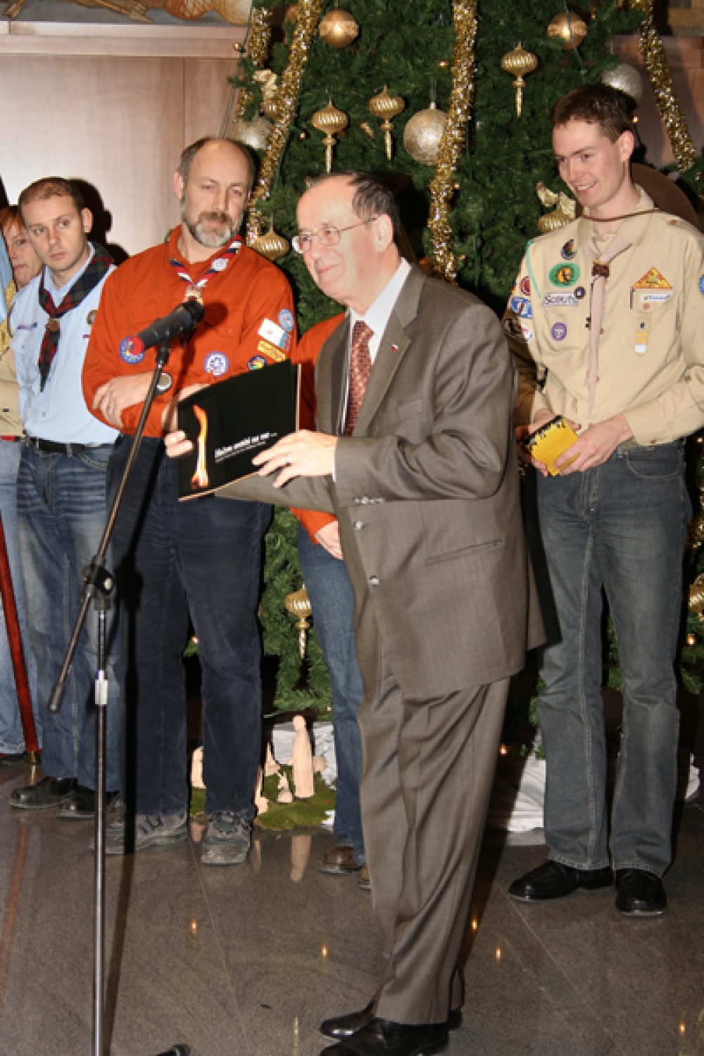 Jubilejni zbornik ob 15 letnici LMB smo dali tudi g. Cukjatiju