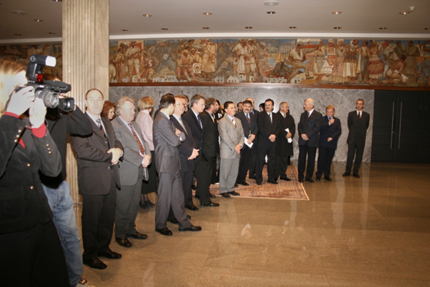 Poslanci in drugi zaposleni v DZ