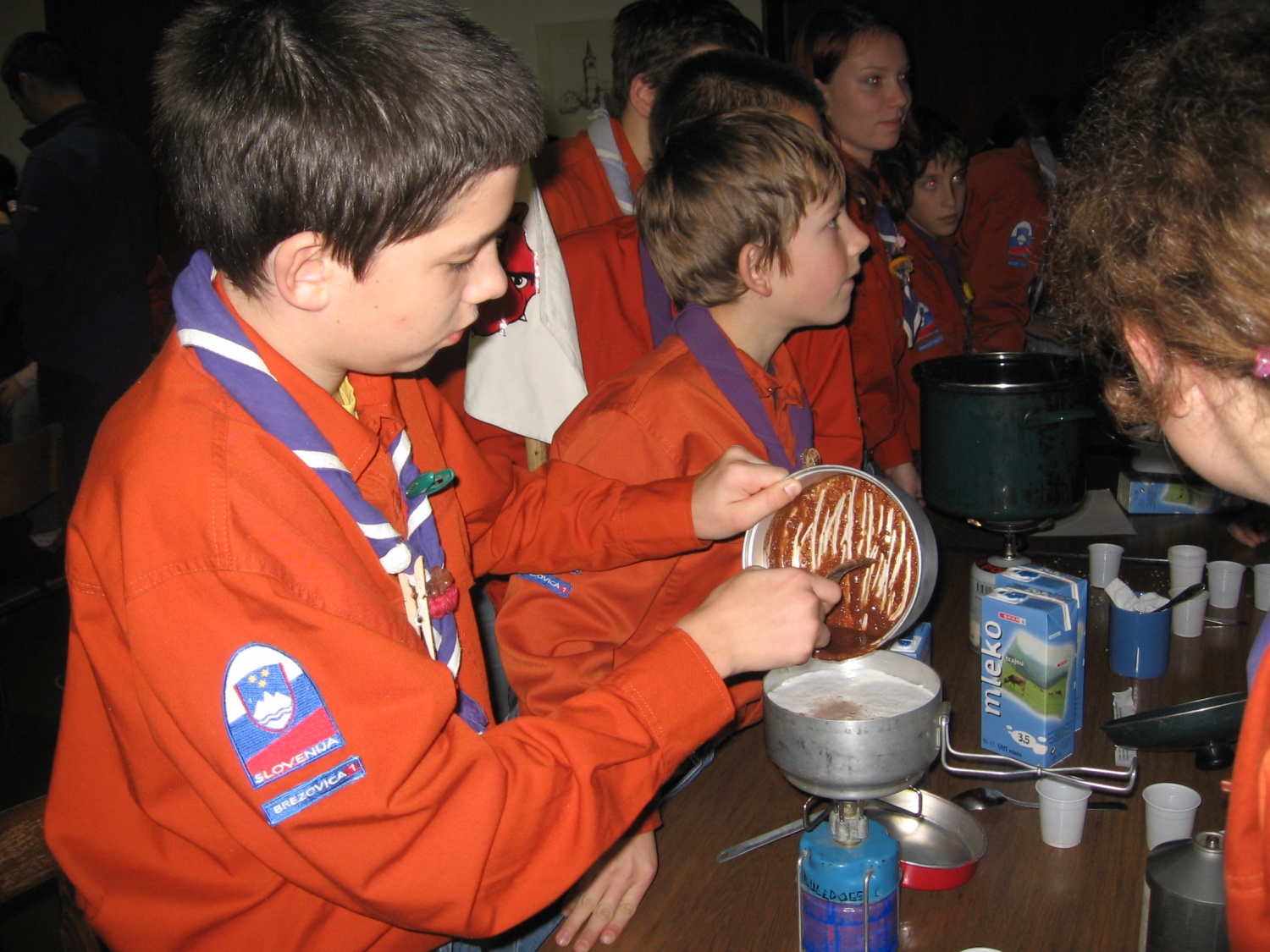 Čokolado previdno dodamo v zavreto mleko