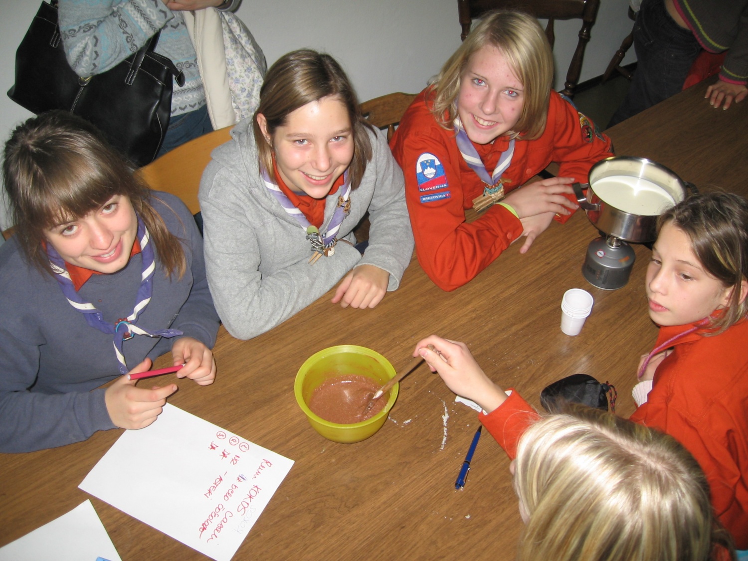 Začnemo tako, da zmešamo čokolado, sladkor in malo mleka ...