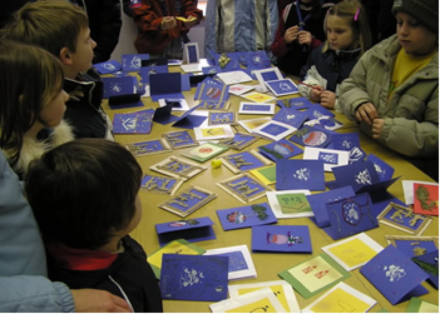 Naredili smo ogromno voščilnic in pri tem naj pohvalim volčiče, ki so se res enkratno potrudili in naredili prekrasne voščilnice! Voščilnice so romale na različne konce in kraje, nekaj pa jih je tudi odšlo v dom Nine Pokorn-Grmovje.