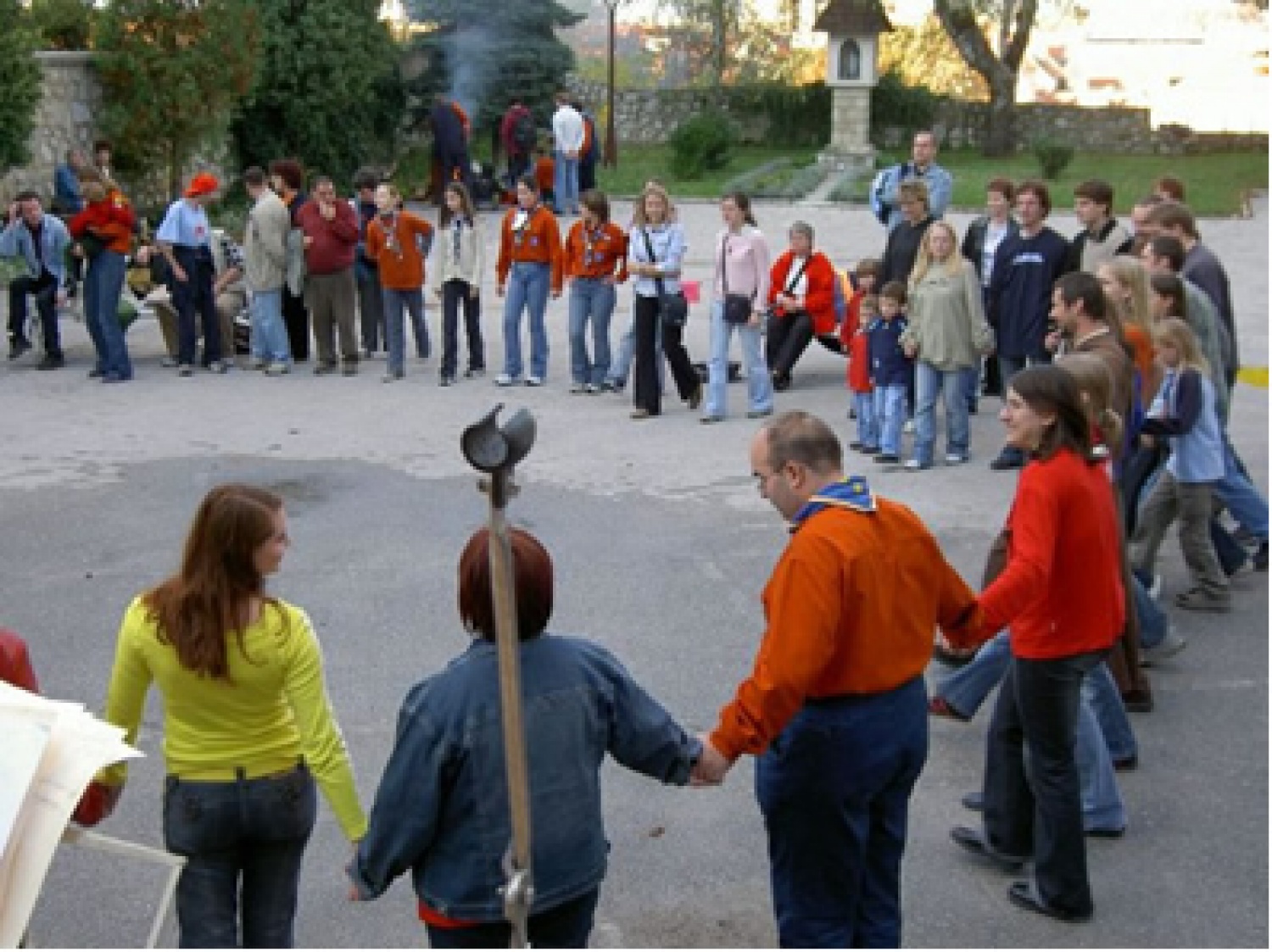 Zbrali smo se zgodaj zjutraj, se odpravili v gozd in nabrali velikooooooo kostanja. Podaj mi roko je odlično uspel, v ušesih nam je odzvanjala glasba, trebuščki pa so bili polni sveže zapečenih kostanjev.