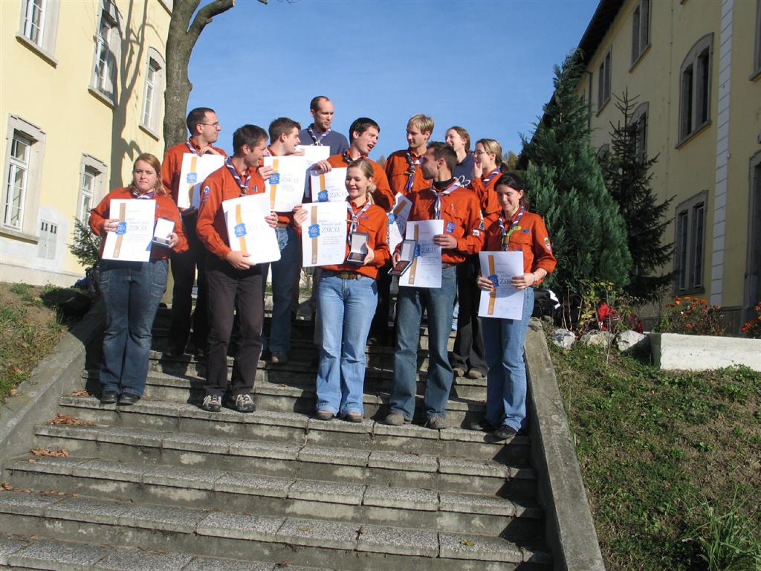 Brezoviški skavti so s ponosom pokazali svoje znake ZSKSS in plakete.