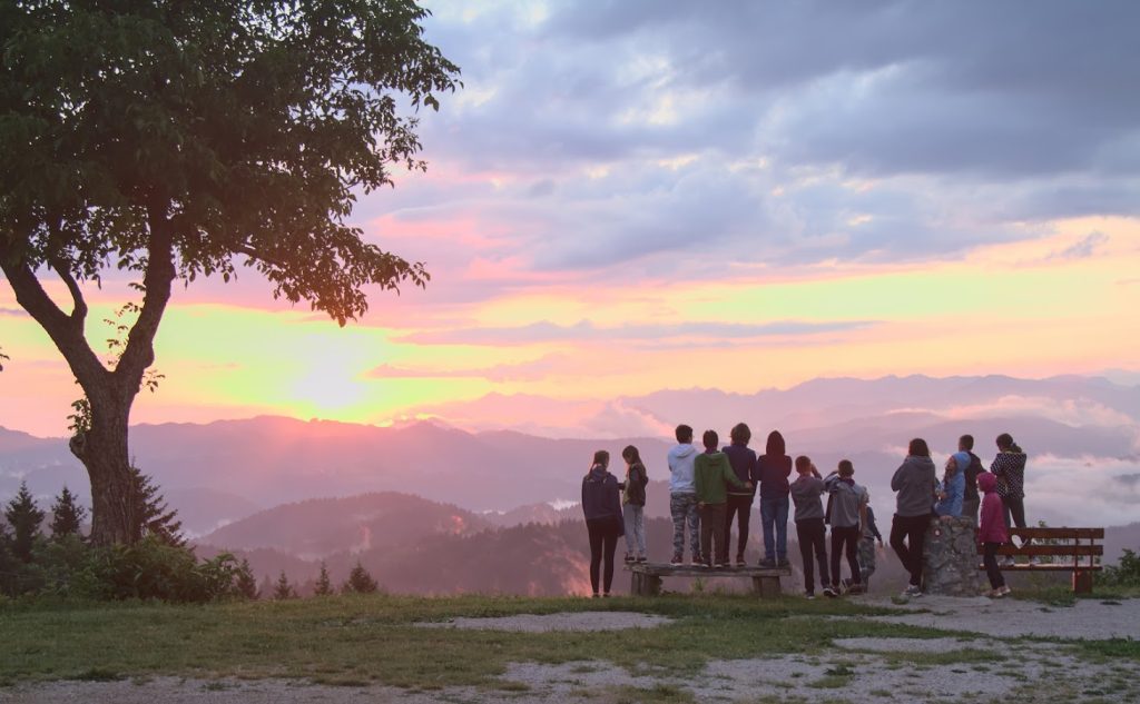 Vir: Pogovor o samomoru, praktični priročnik za pogovor o najtežjih življenjskih vprašanjih (Vita Poštuvan, 2019)  Foto: Karmen Zalokar, Marko Rus