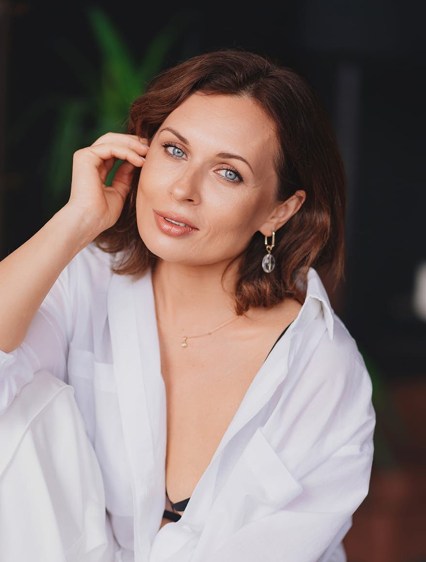Woman with reddish-brown hair