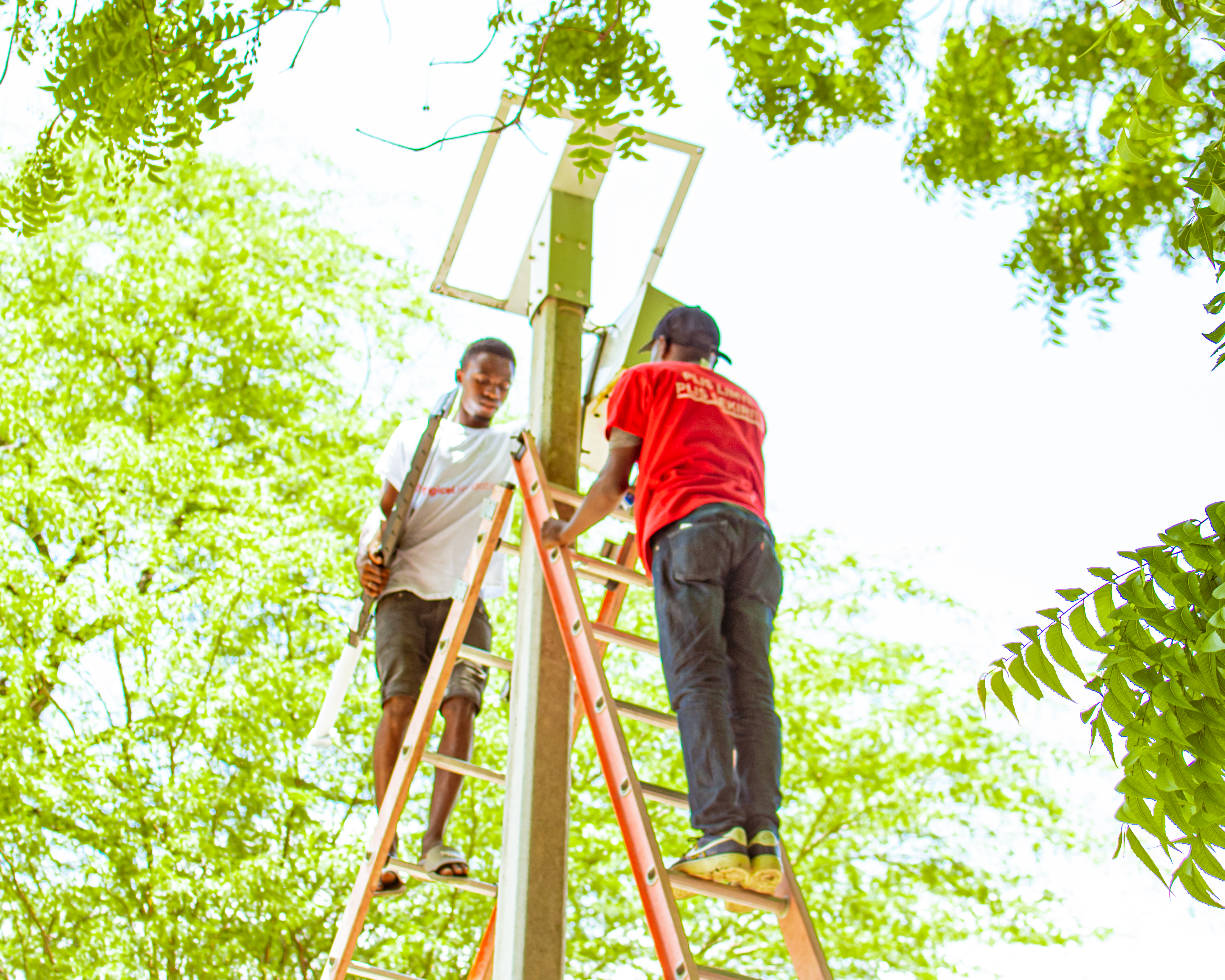 25 lampadaires solaires installés à Lakou Souvnans par des volontaires de la Digicel