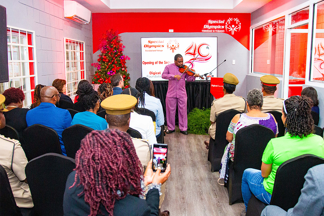 Special athlete playing violin to a crowd