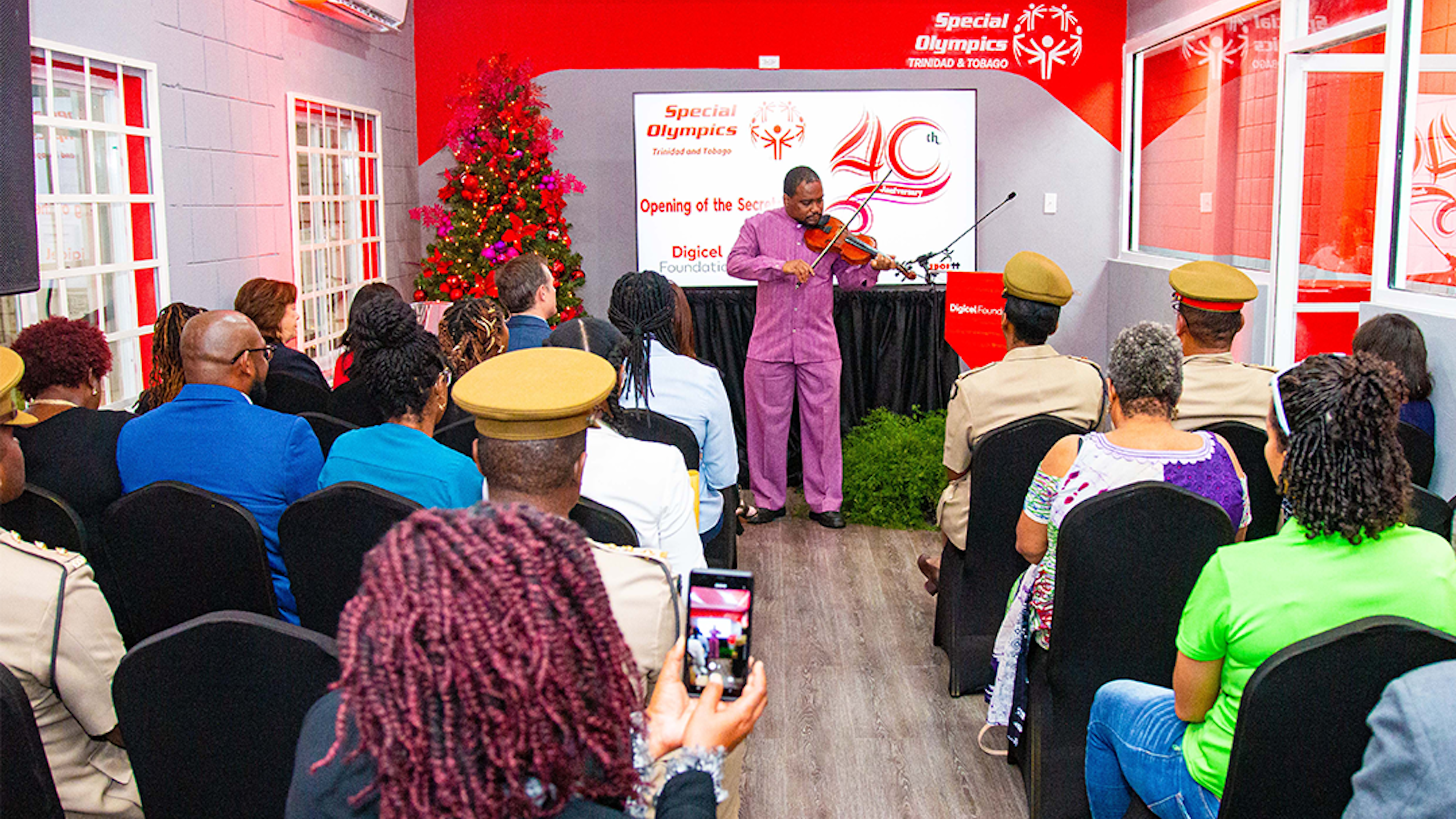 Special athlete playing violin to a crowd