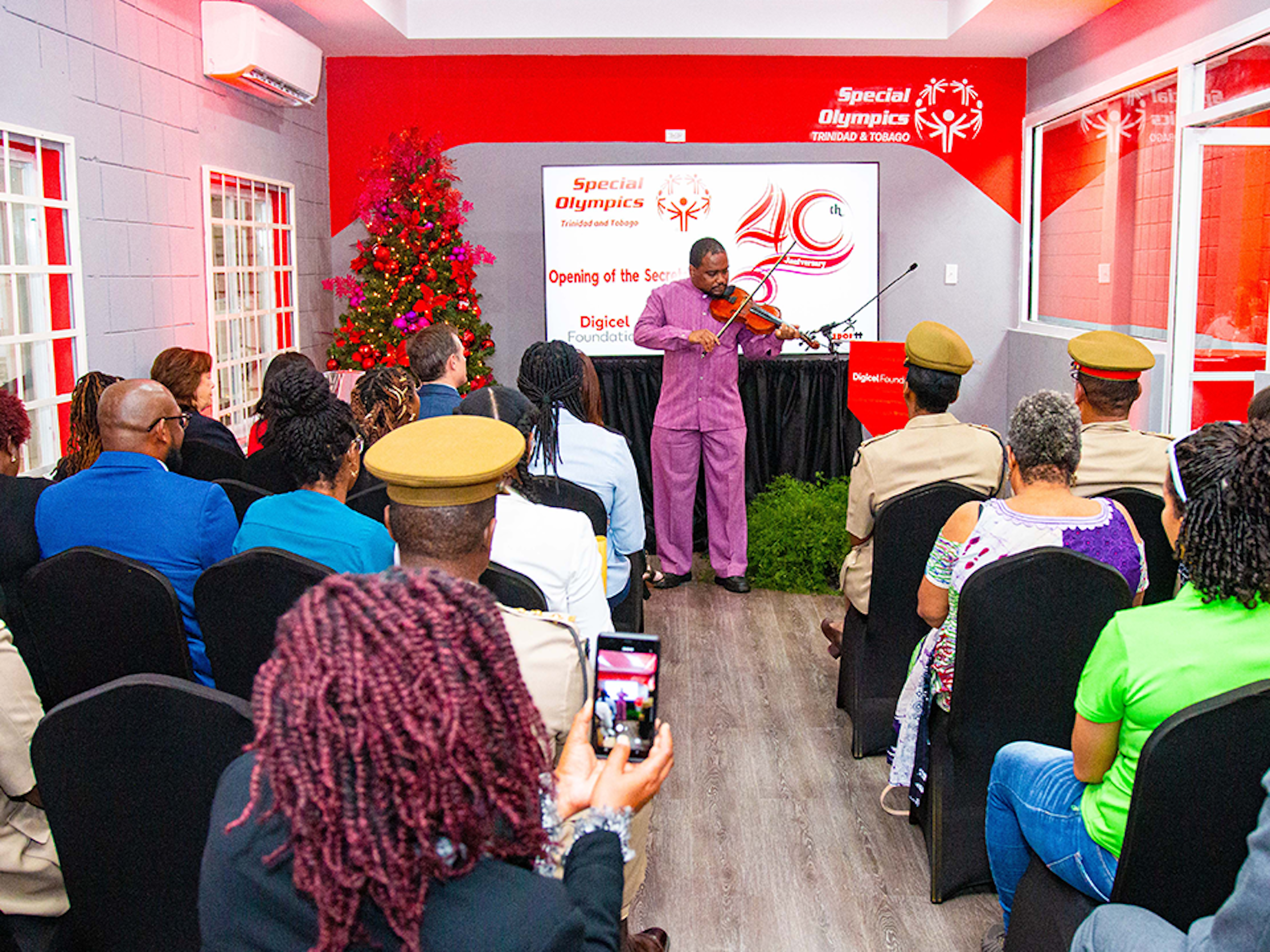 Special athlete playing violin to a crowd