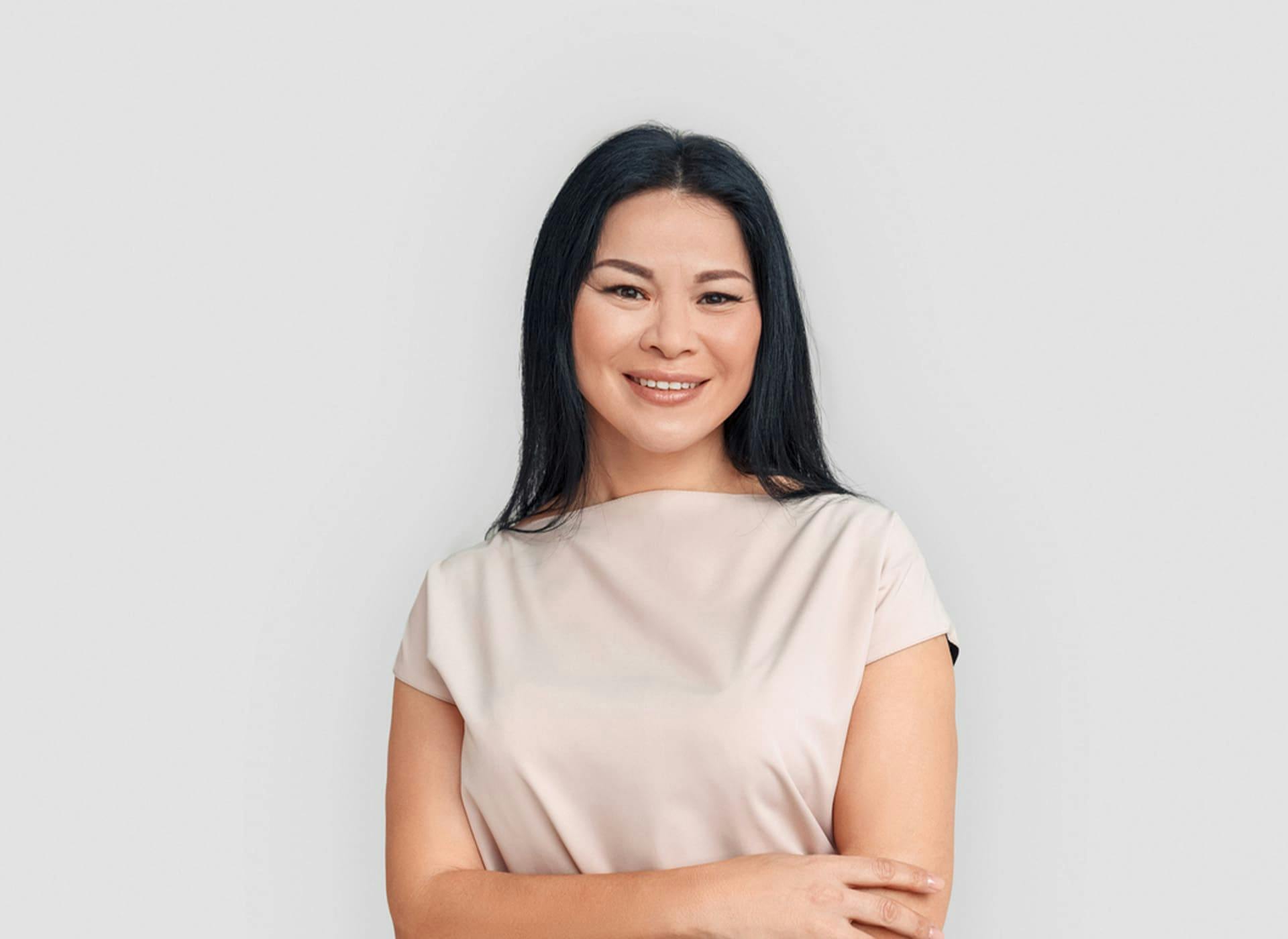 woman smiling and crossing her arms