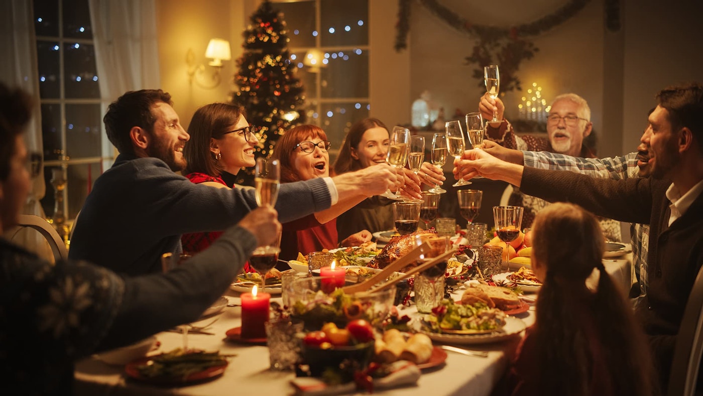 Brindisi durante una cena di Natale