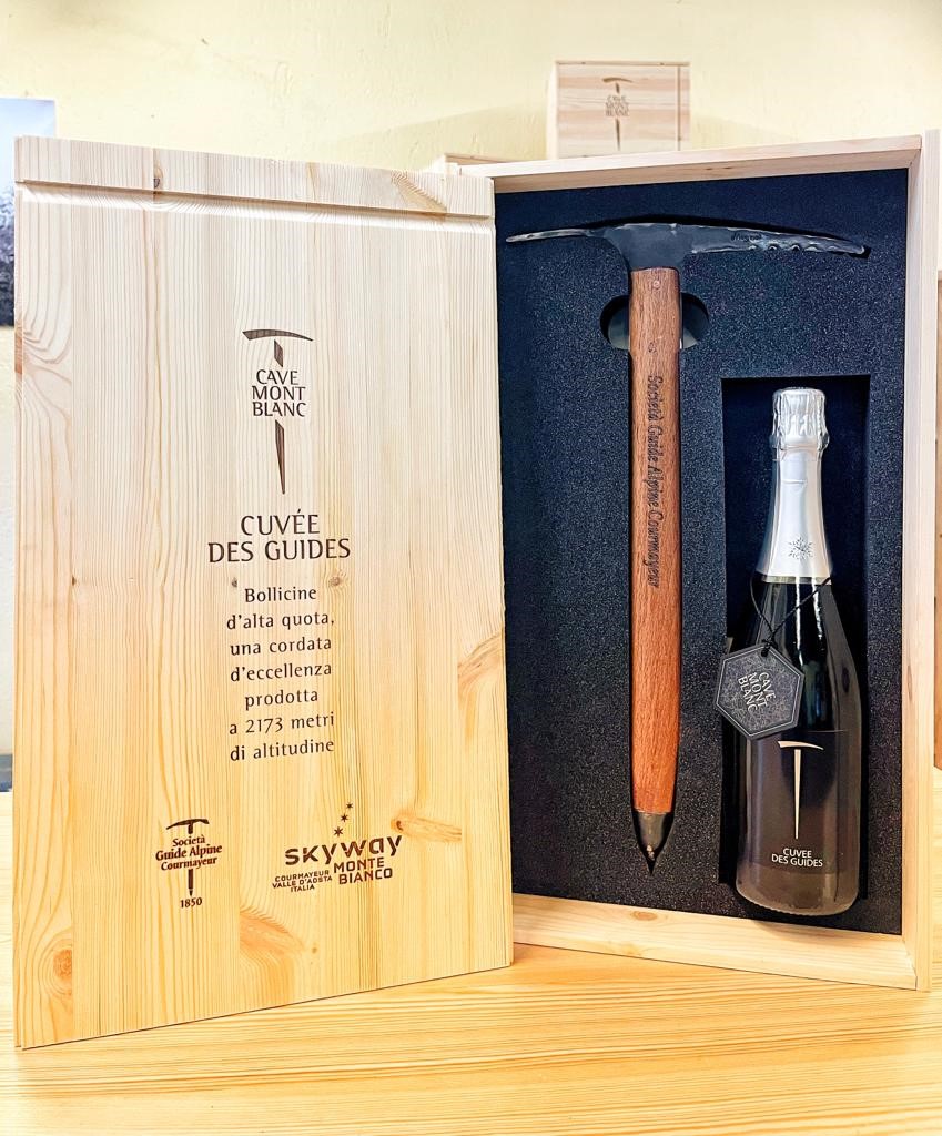COFANETTO IN LEGNO CON PICCOZZA e bottiglia Cuvée des Guides M.C.