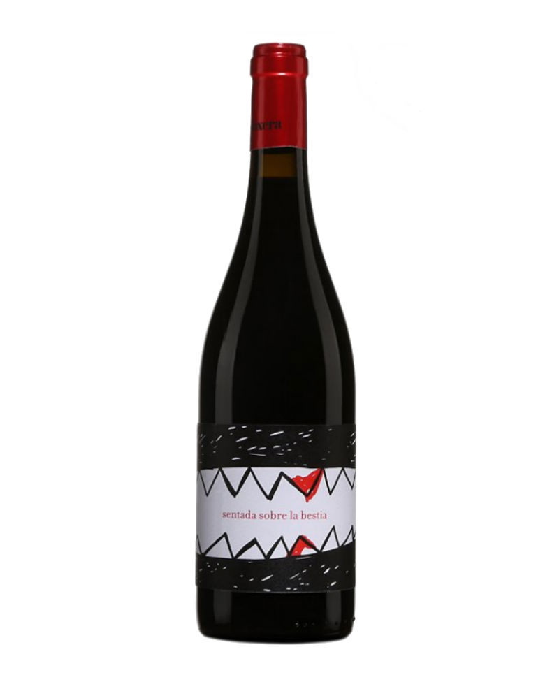 SENTADA SOBRE LA BESTIA