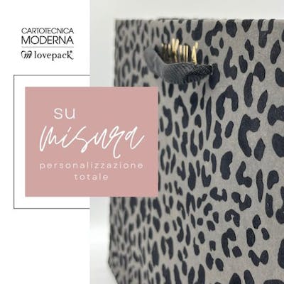 Scatole e shopping bags personalizzabili sotto ogni aspetto, dalla forma ai materiali, ai colori e alla stampa delle grafiche, per dare vita ad un packaging che racchiuda al 100% lo spirito e l'identità visiva propri di ciascun marchio.