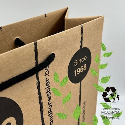 Sappiamo però che non è solo l'aspetto ecologico che conta. Le nostre scatole e shopping bag di alta qualità possono contribuire ad una strategia di marketing vincente: grafiche personalizzate e finiture artigianali, per esprimere anche attraverso il packaging lo spirito di ciascun brand.
