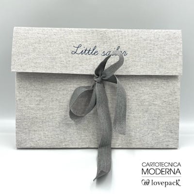 Rivestita in tessuto di cotone molto morbido e piacevole al tatto, è dotata di una raffinata chiusura con nastro ed è personalizzabile con stampa serigrafica a 2 colori, su entrambi i lati. Un packaging lussuoso, di massima qualità e dalle finiture artigianali, come da vera tradizione Made in Italy 🇮🇹