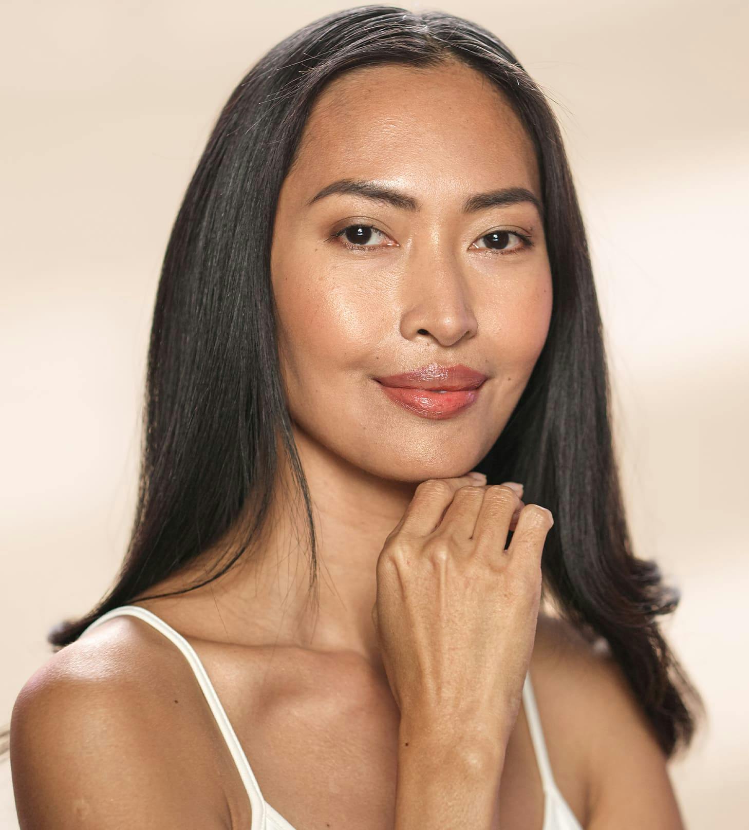 woman looking forward with her hand under her chin