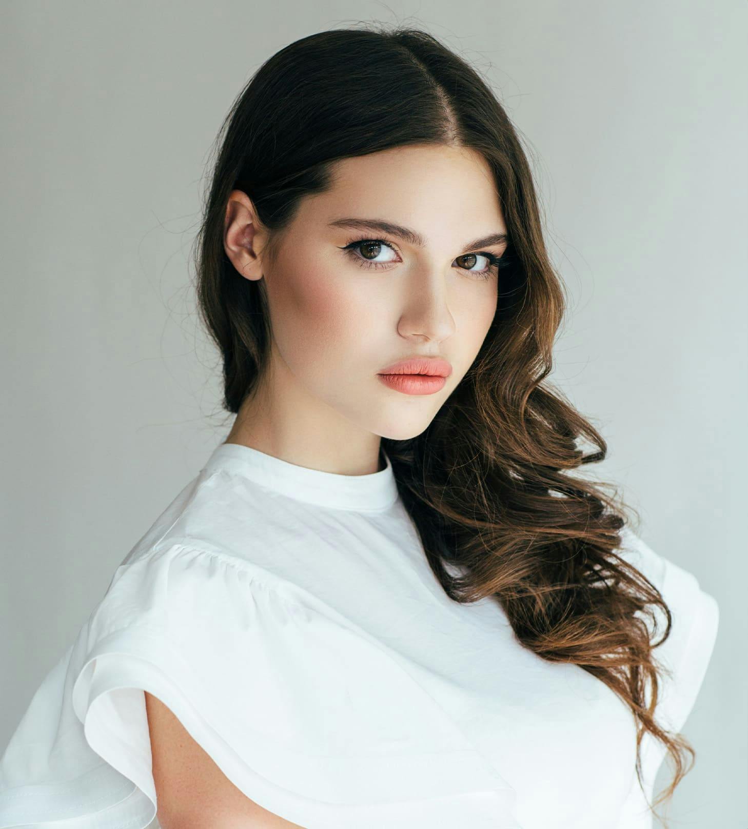woman with wavy brunette hair