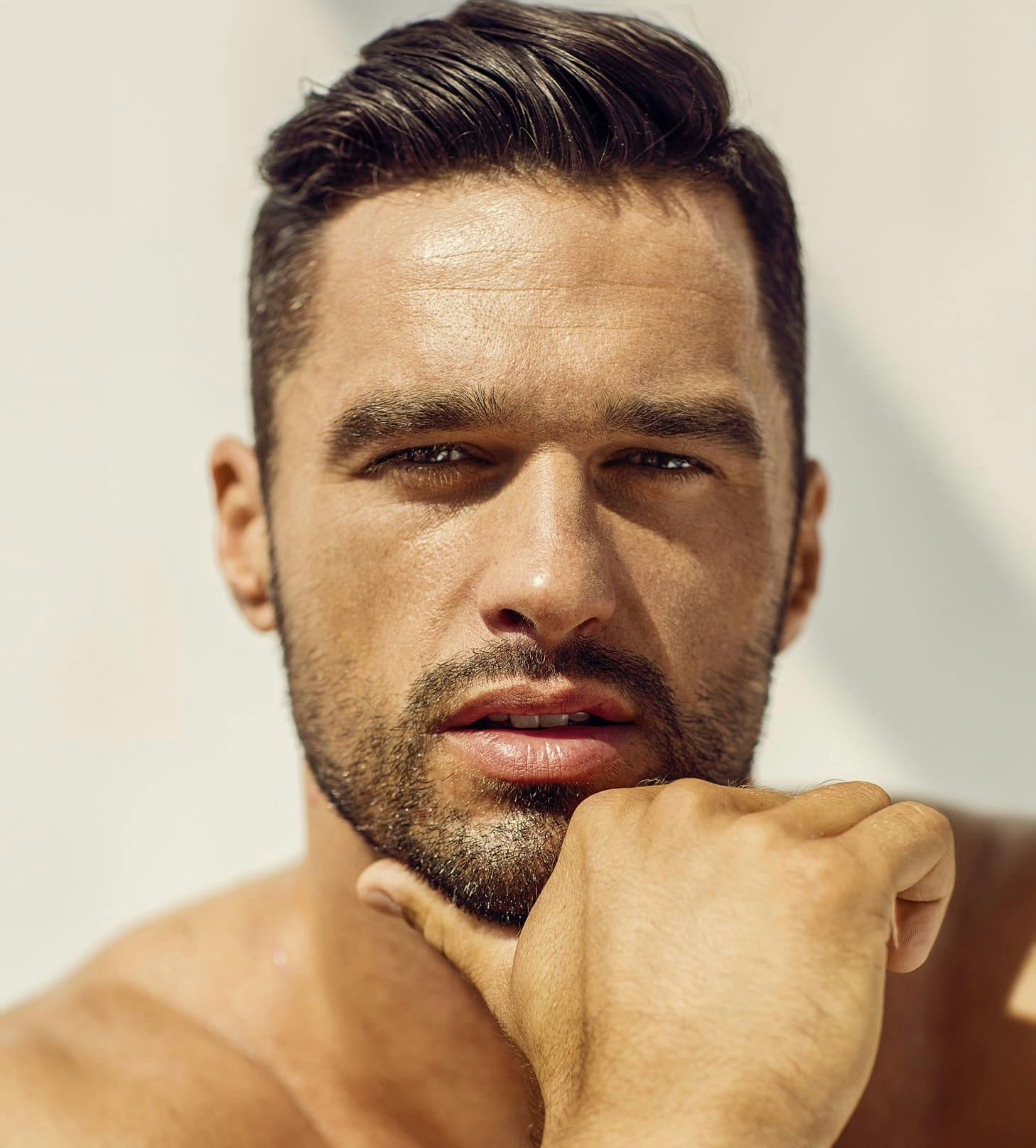 man looking forward with his hand under his chin