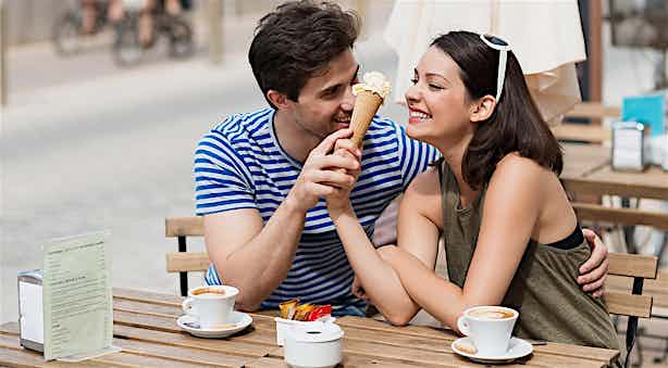 Ein Paar isst Eiscreme und Krinkt Kaffee in einem Café