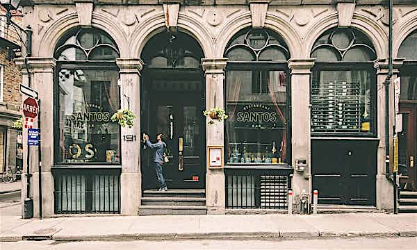 Bögen im Altbaugebäude, Cafe an der Ecke