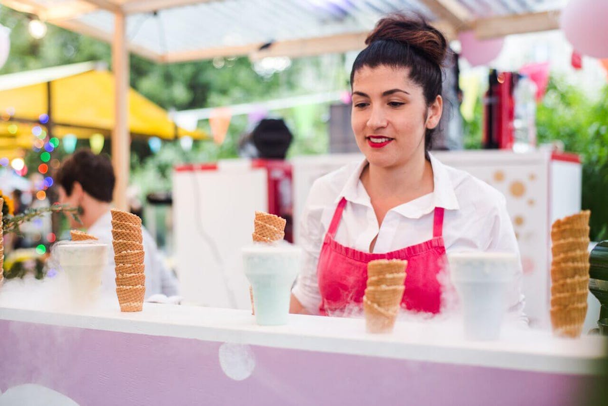 Eisverkäuferin auf Street food Festival