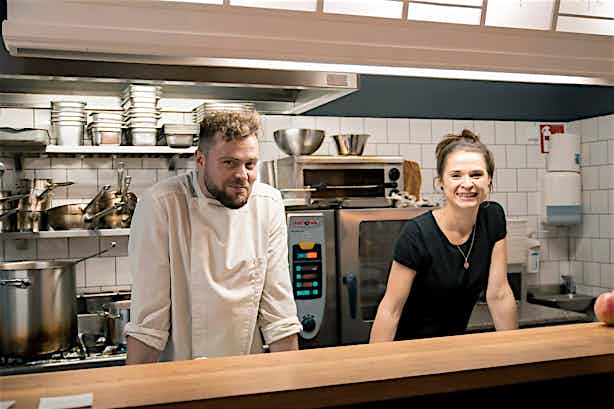 Andi und Cori in ihrer Wohnküche