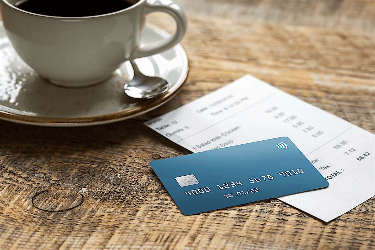 Kreditkarte liegt auf Rechnung im Café