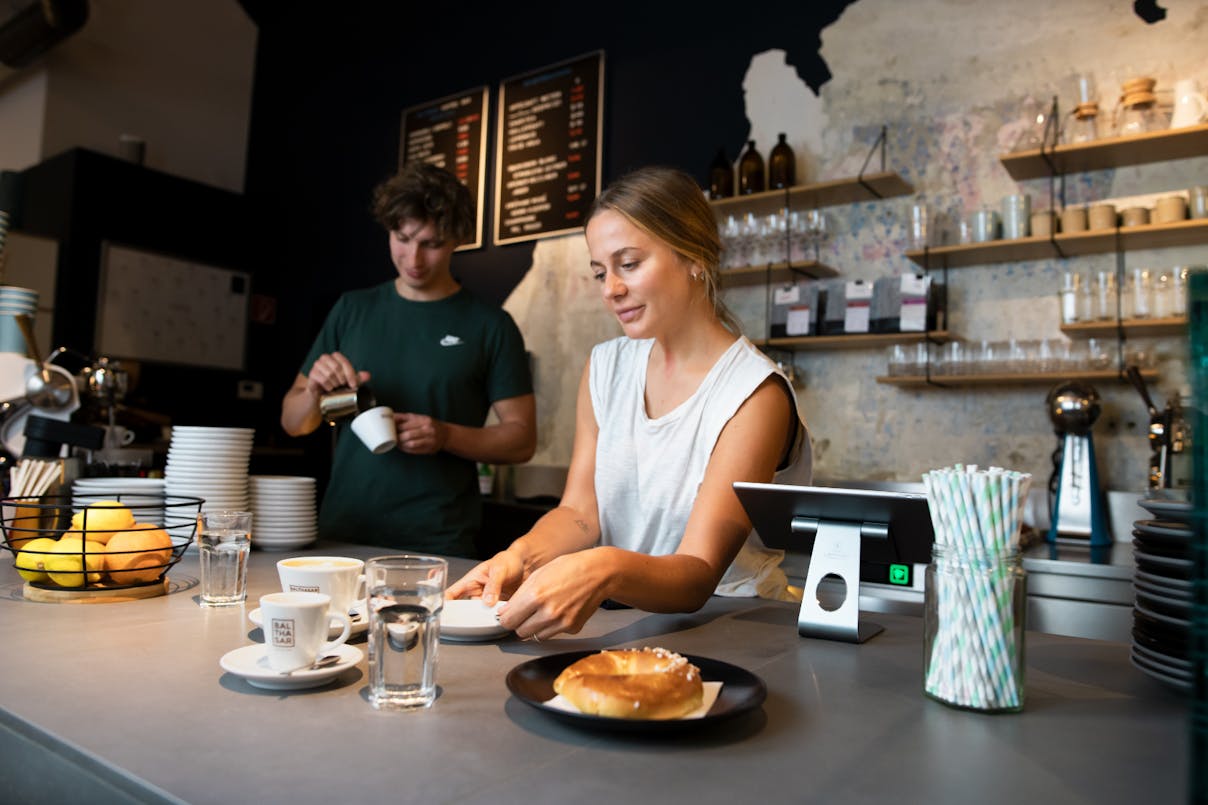 Mitarbeiterin an der Theke im Café