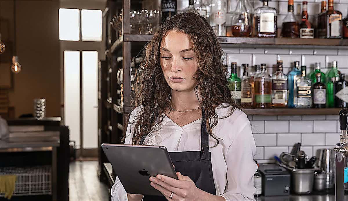 Kellnerin nimmt Bestellung auf iPad auf