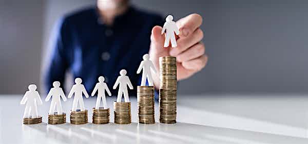 Mindestlohn: ungleiche Verteilung von Gehältern, Balkendiagramm aus Geldmünzen