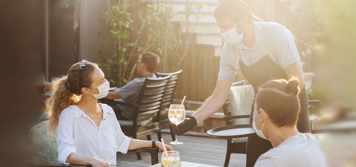 Maske auf? Abstand einhalten? Klar! Mit wenigen Regeln kann die Gastronomie Corona konform wieder öffnen.