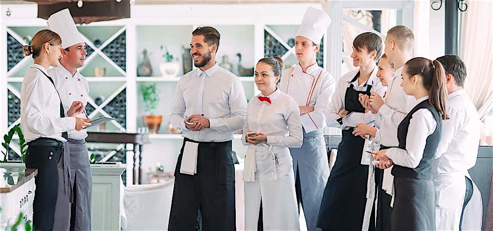 Gastro-Personal begrüßt neuen Kollegen Gastro-Personal begrüßt neuen Kollegen