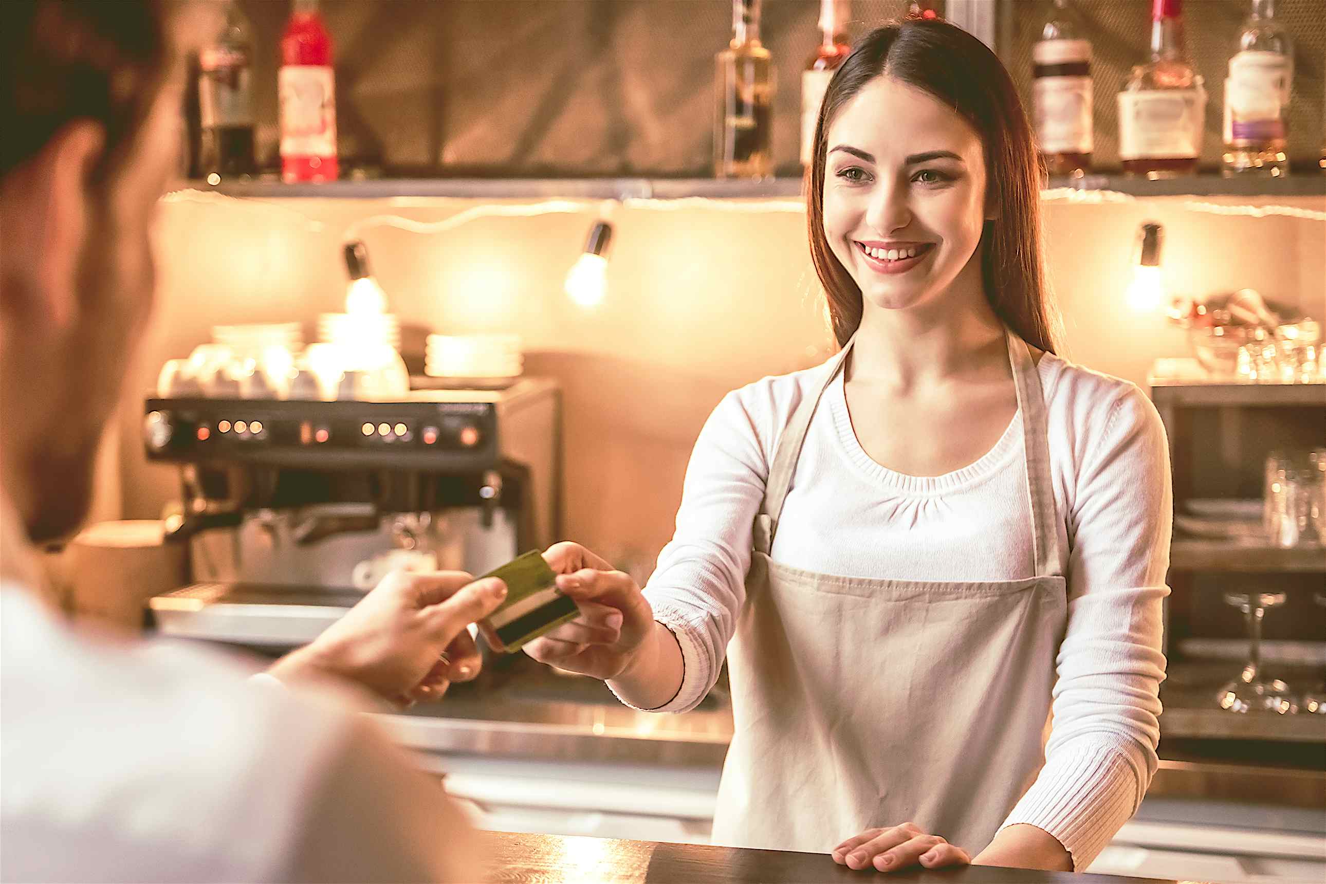 Bäckereiangestellte mit Kartenzahlung