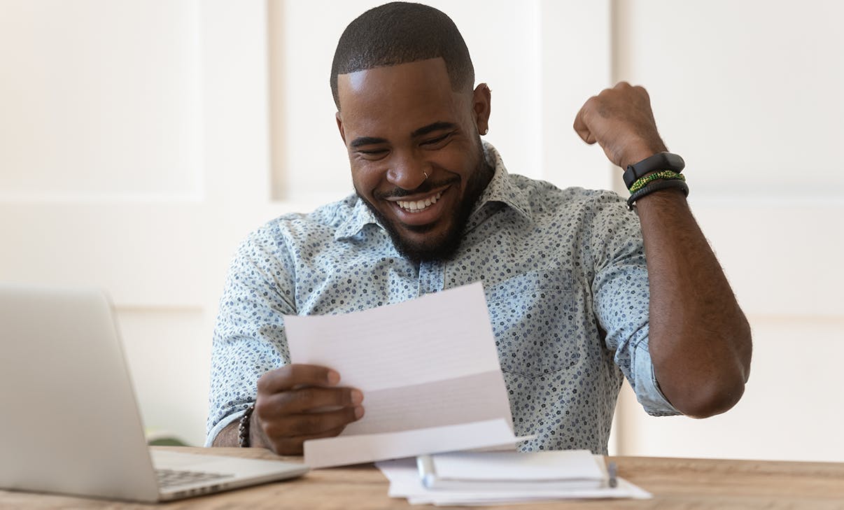 Unternehmer mit erfolgreichem Kreditantrag Unternehmer mit erfolgreichem Kreditantrag