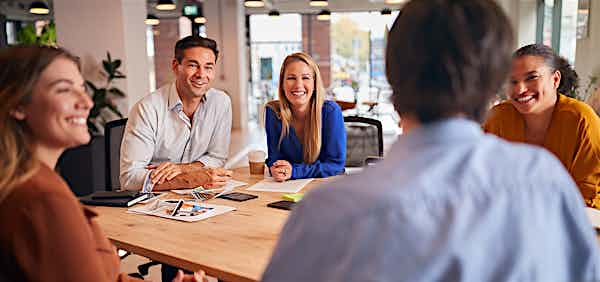 Chefin und Mitarbeiter in Konferenz