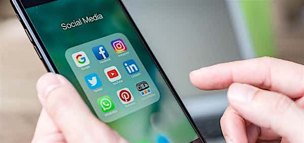 Smarthone mit Social-Media-Icons