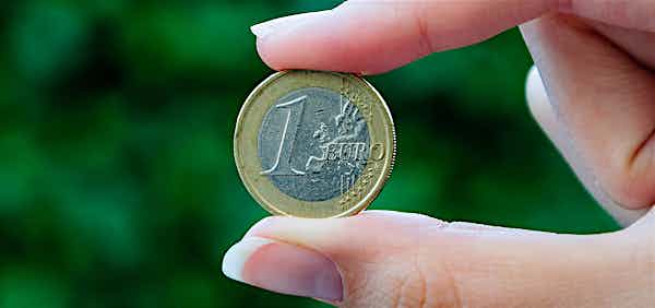 Hand hält 1-Euro-Münze