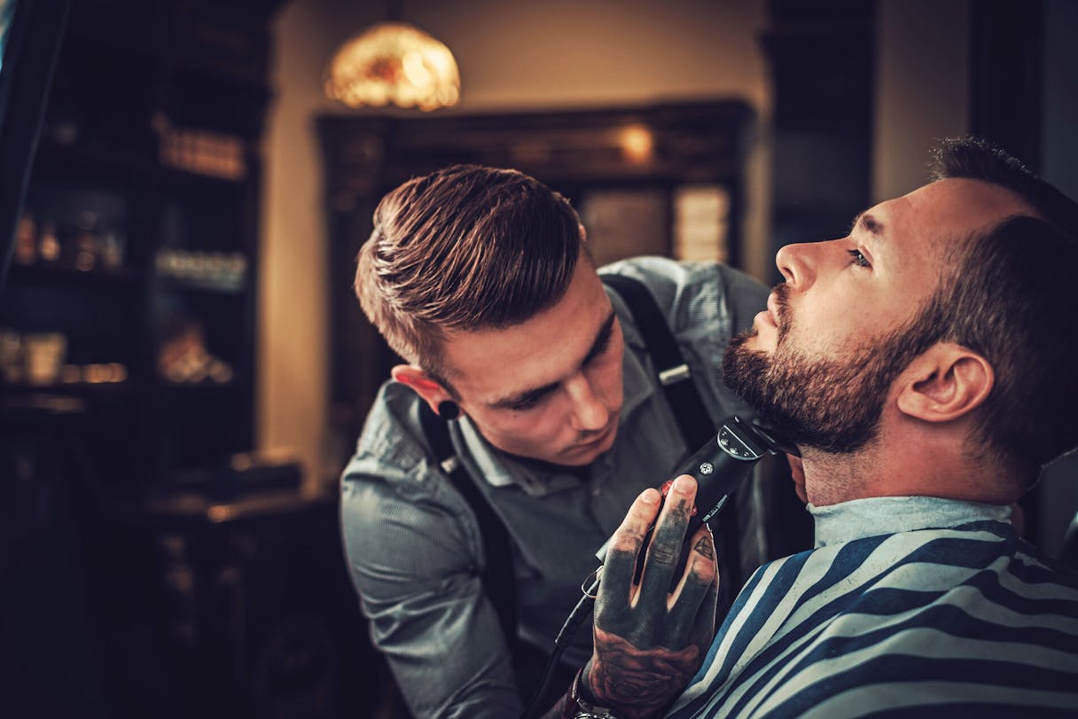 Barbier rasiert Kunden