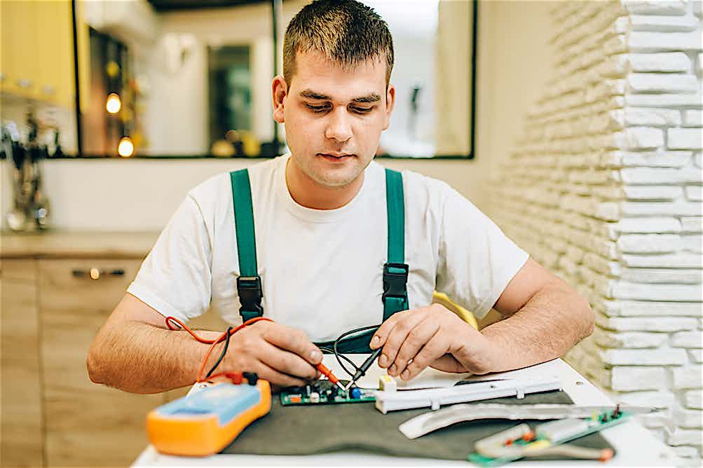 Elektriker bei der Arbeit Elektriker bei der Arbeit